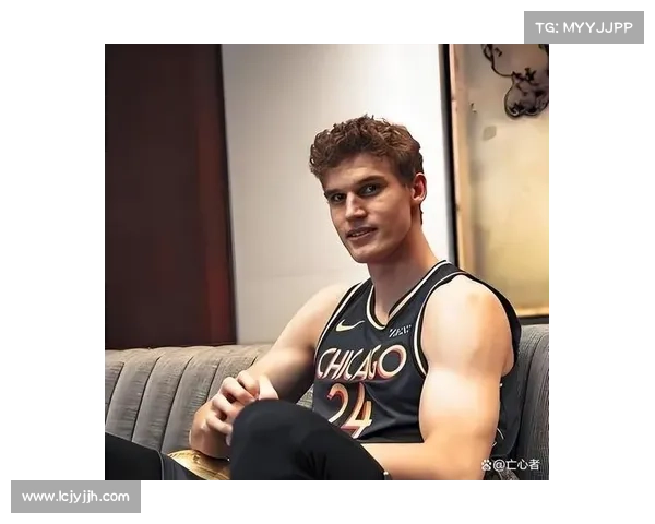 马尔卡宁赛后与瑞典小球迷击掌并赠送签名护臂温馨瞬间